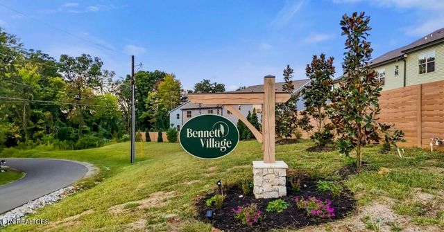 1726 Bennett Village Drive, Maryville, TN 37804