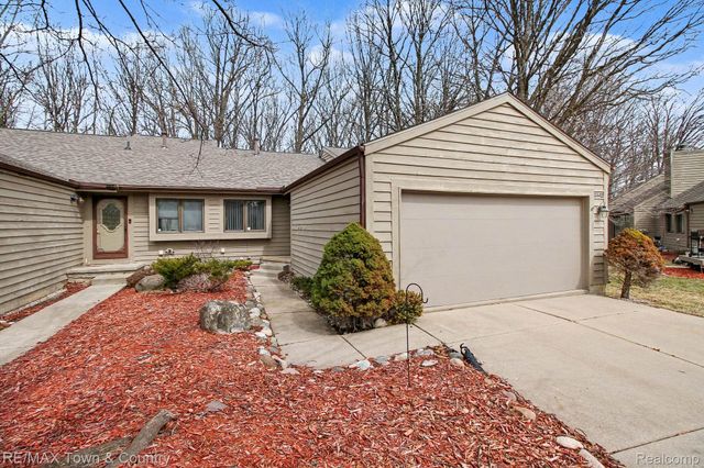 2442 Valley Oaks Circle 35, Flint Charter Township, MI 48532