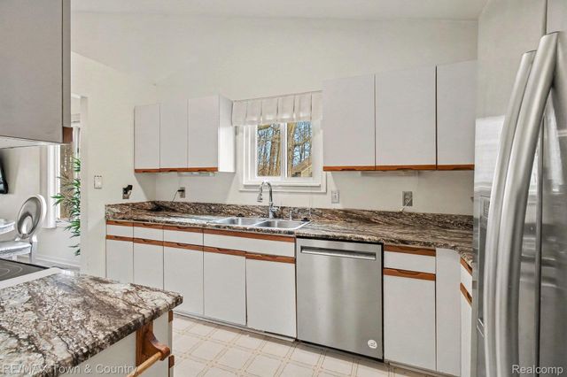2442 Valley Oaks Circle 35, Flint Charter Township, MI 48532