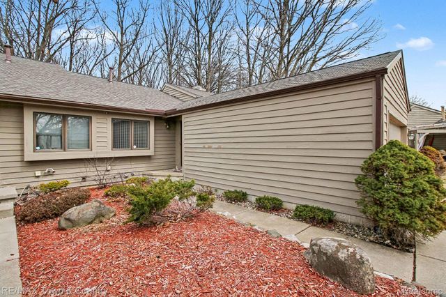 2442 Valley Oaks Circle 35, Flint Charter Township, MI 48532