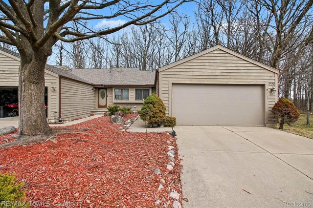 2442 Valley Oaks Circle 35, Flint Charter Township, MI 48532