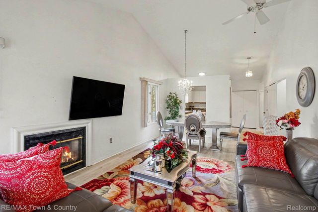 2442 Valley Oaks Circle 35, Flint Charter Township, MI 48532