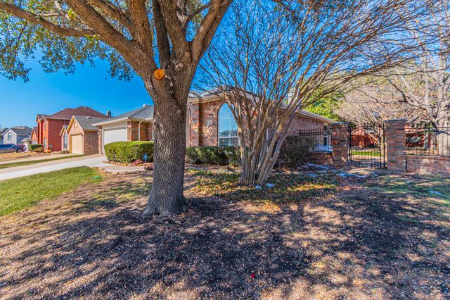 211 Crestview Drive, Arlington, TX 76018