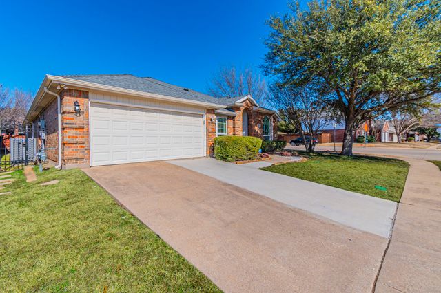211 Crestview Drive, Arlington, TX 76018
