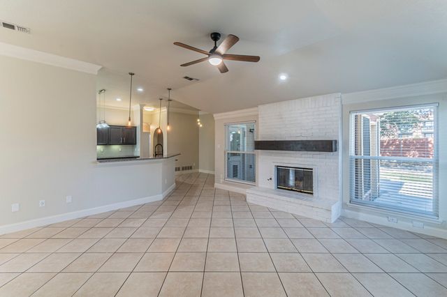 211 Crestview Drive, Arlington, TX 76018