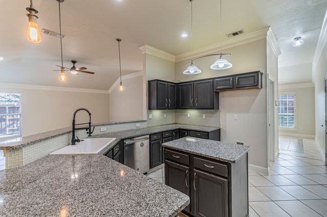 211 Crestview Drive, Arlington, TX 76018