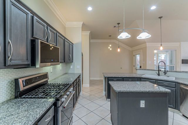 211 Crestview Drive, Arlington, TX 76018