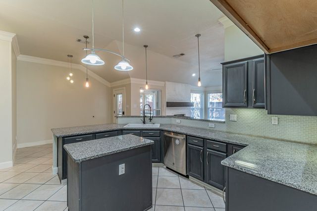 211 Crestview Drive, Arlington, TX 76018