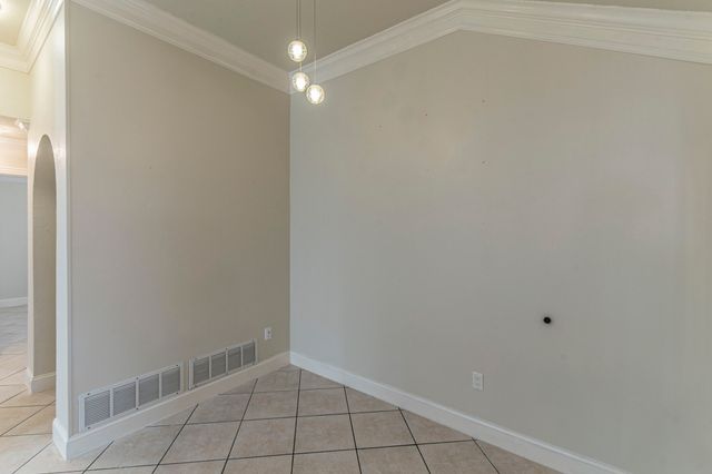 211 Crestview Drive, Arlington, TX 76018