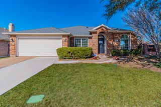 211 Crestview Drive, Arlington, TX 76018