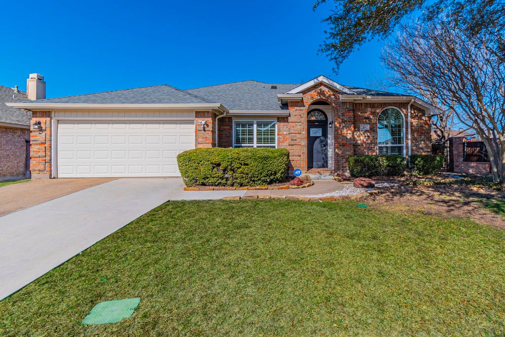 211 Crestview Drive, Arlington, TX 76018