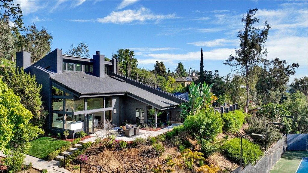 Image 5 of property listing at 9752 Rangeview, North Tustin, CA 92705