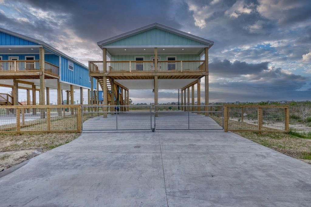 370 W Misty Oak W, Rockport, TX 78382 — exterior