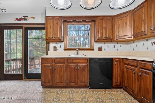 17 Belmonte Lane, Clifton Park, NY 12065