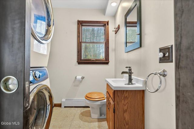 17 Belmonte Lane, Clifton Park, NY 12065