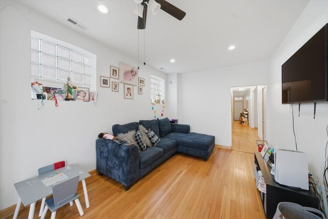 2921 N Kedzie Avenue, Chicago, IL 60618