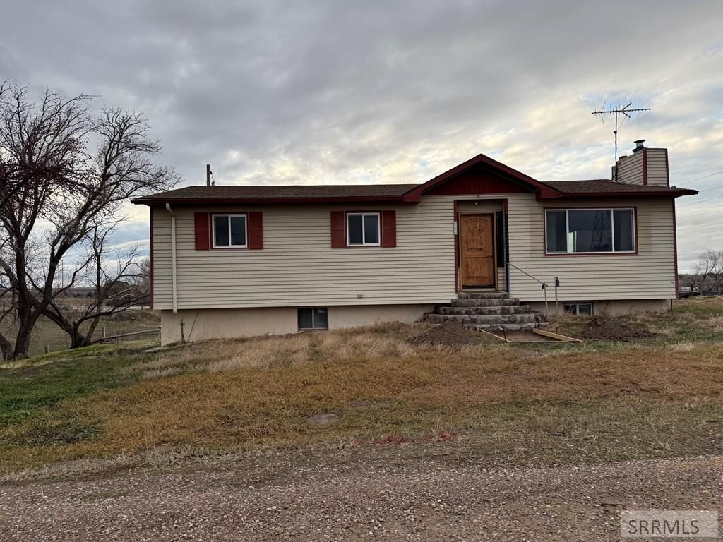 Image 4 of property listing at 2932 S Arthur Street, American Falls, ID 83211
