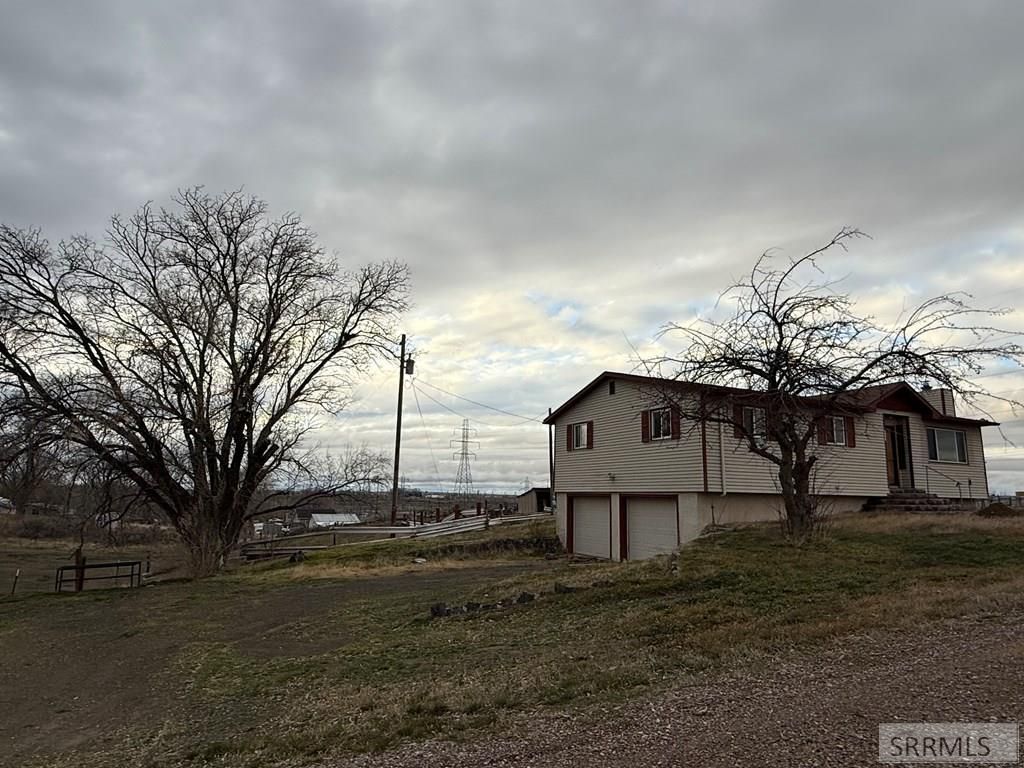 Image 6 of property listing at 2932 S Arthur Street, American Falls, ID 83211