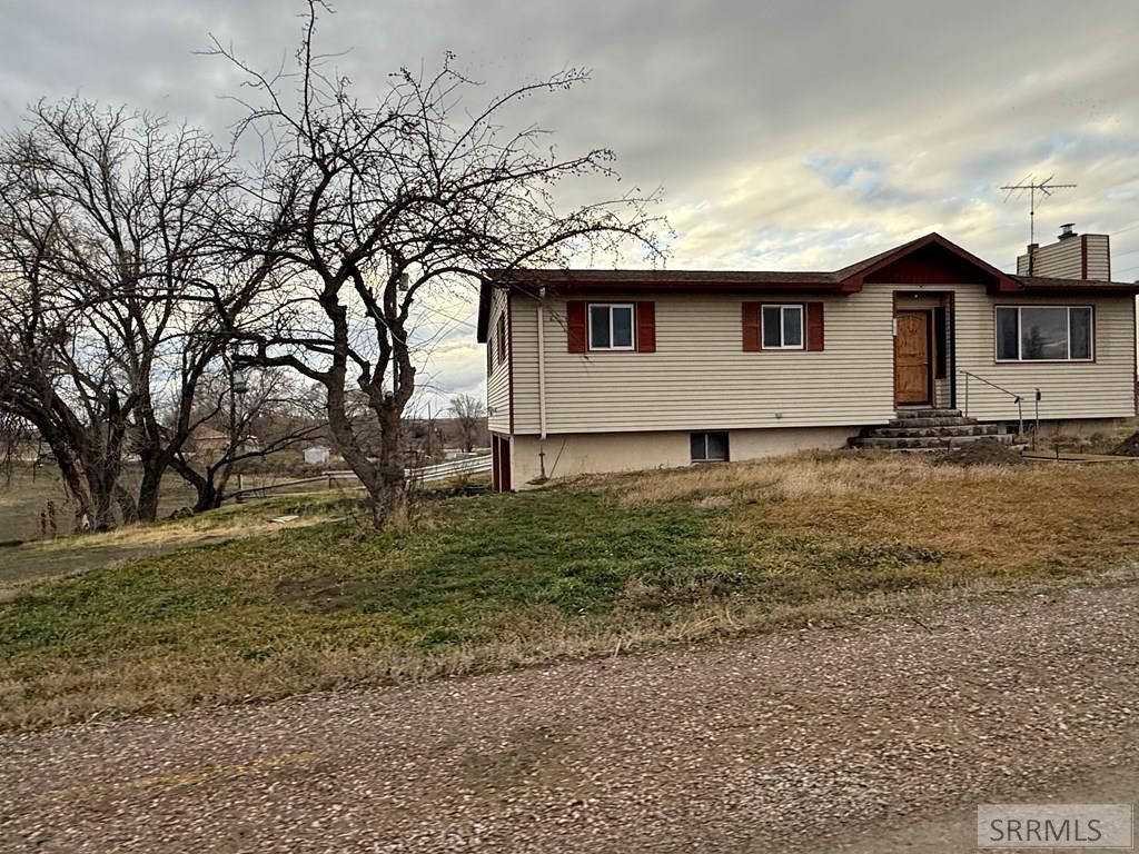 Image 8 of property listing at 2932 S Arthur Street, American Falls, ID 83211