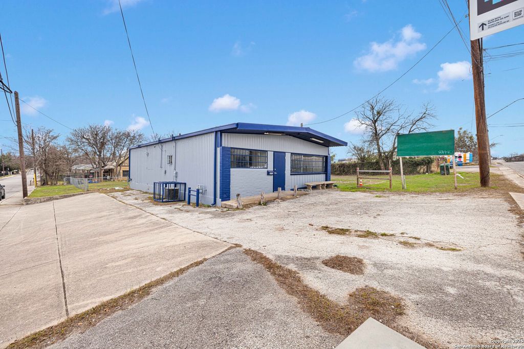 1690 Rigsby, San Antonio, TX 78210