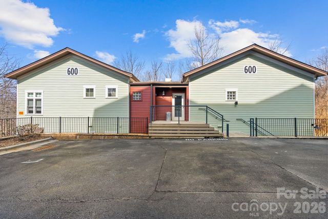 600 N Skyloft Drive 202, Asheville, NC 28801