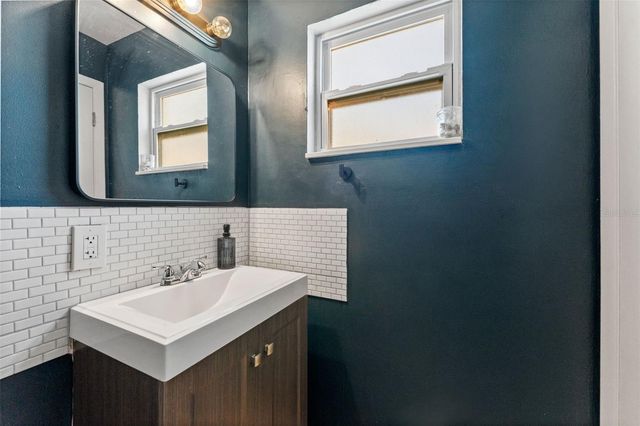 251 DAVISON AVENUE NE, St Petersburg, FL 33703