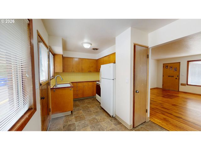 5707 Se DIVISION St Se, Portland, OR 97206