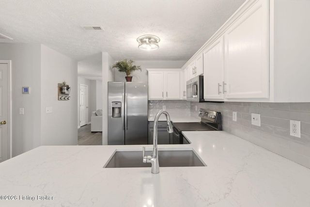 210 Charlton Wynde Dr 5, Louisville, KY 40245