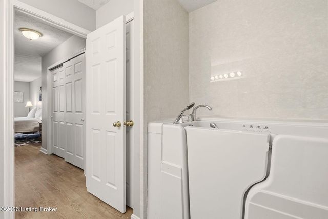 210 Charlton Wynde Dr 5, Louisville, KY 40245