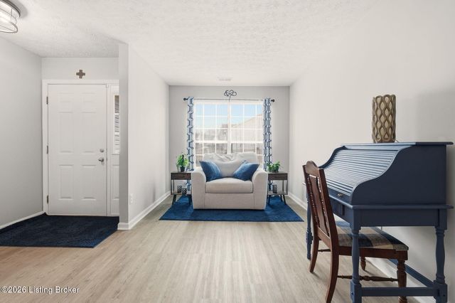 210 Charlton Wynde Dr 5, Louisville, KY 40245