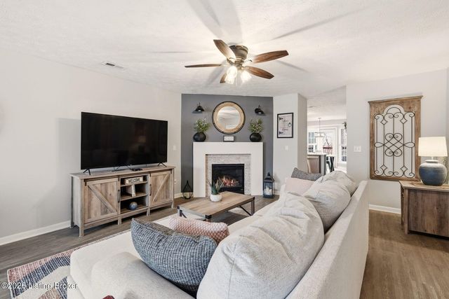 210 Charlton Wynde Dr 5, Louisville, KY 40245