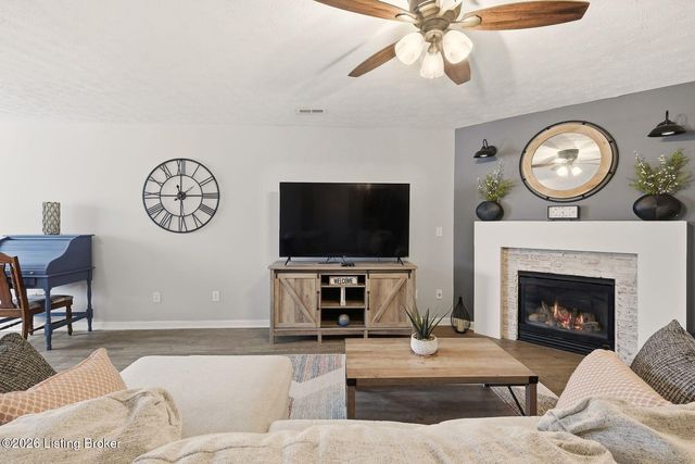 210 Charlton Wynde Dr 5, Louisville, KY 40245