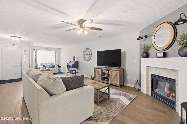 210 Charlton Wynde Dr 5, Louisville, KY 40245