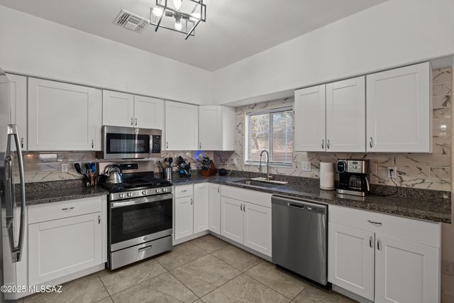 147 E Calle Puente Azul, Sahuarita, AZ 85629