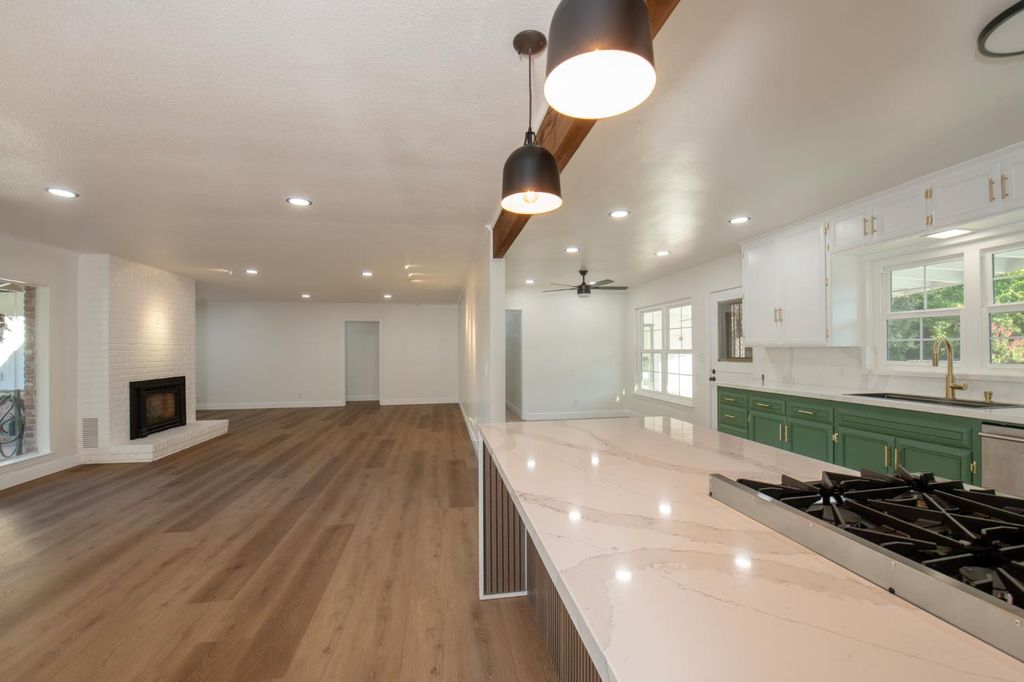 Image 10 of property listing at 705 E Alamos, Fresno, CA 93704