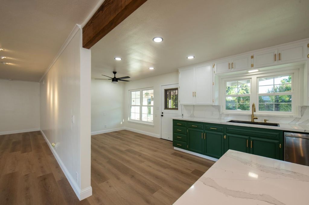 Image 11 of property listing at 705 E Alamos, Fresno, CA 93704