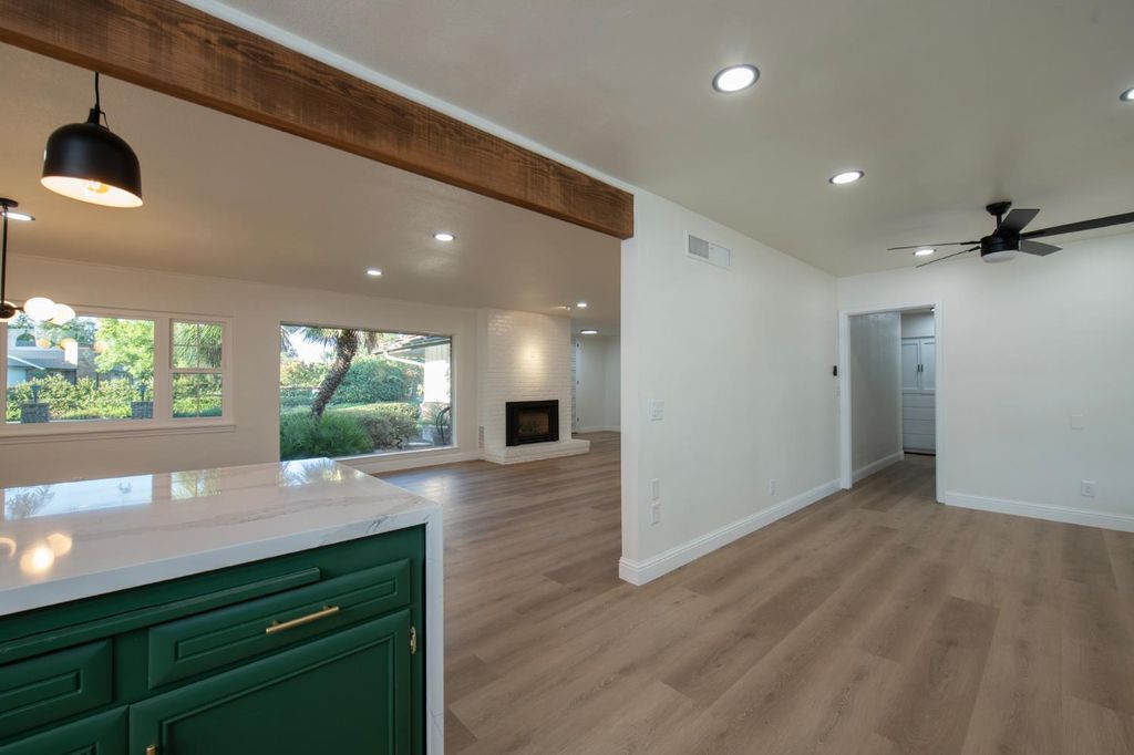 Image 12 of property listing at 705 E Alamos, Fresno, CA 93704