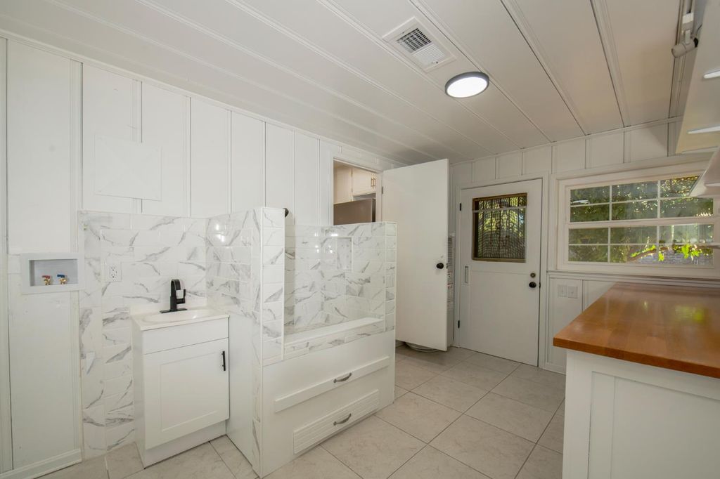 Image 15 of property listing at 705 E Alamos, Fresno, CA 93704