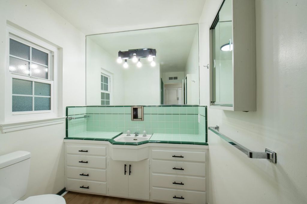 Image 18 of property listing at 705 E Alamos, Fresno, CA 93704