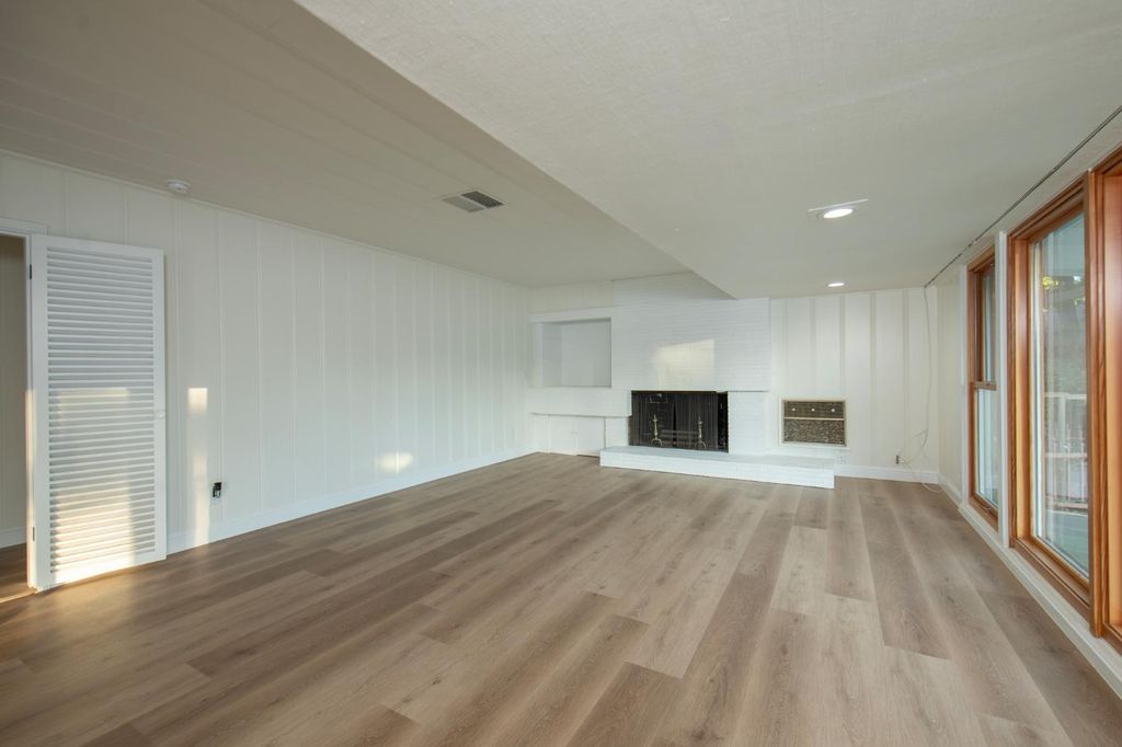 Image 20 of property listing at 705 E Alamos, Fresno, CA 93704