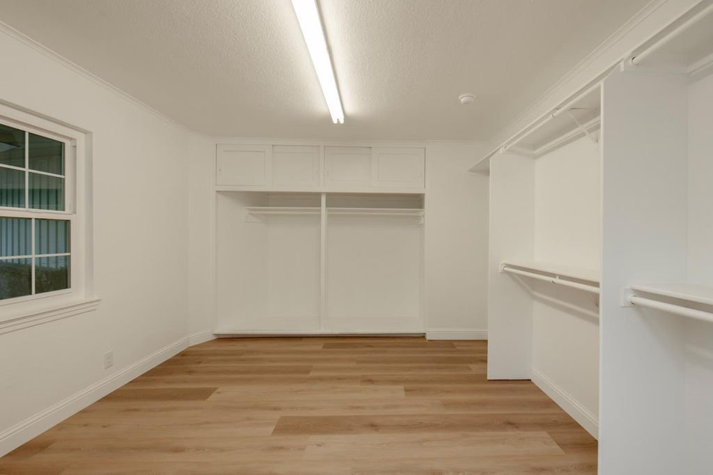 Image 22 of property listing at 705 E Alamos, Fresno, CA 93704