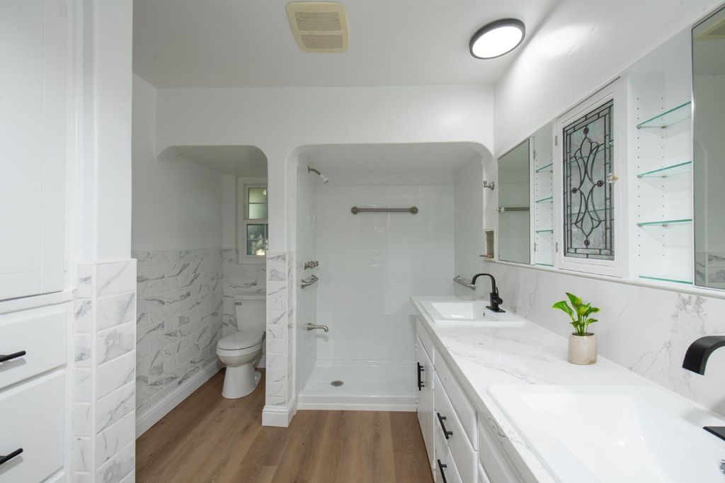 Image 23 of property listing at 705 E Alamos, Fresno, CA 93704