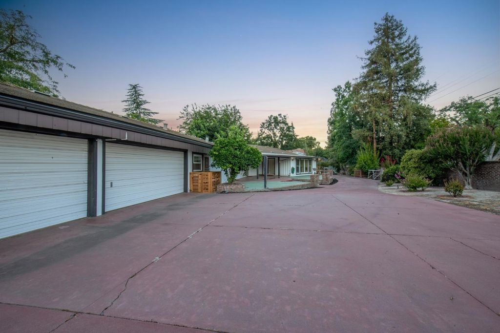 Image 26 of property listing at 705 E Alamos, Fresno, CA 93704