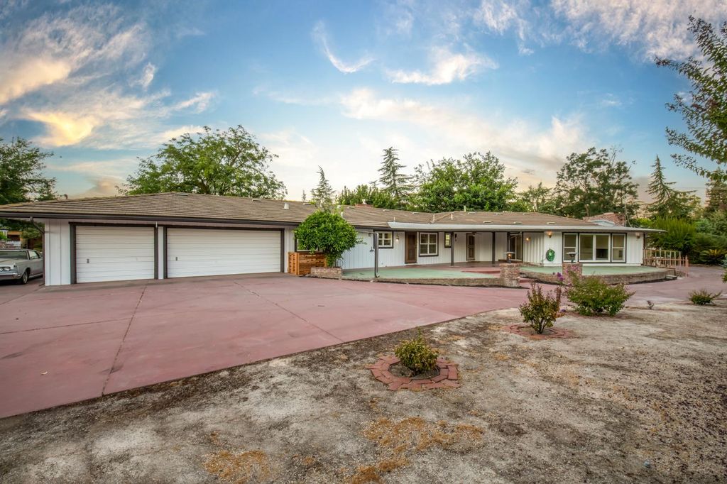 Image 28 of property listing at 705 E Alamos, Fresno, CA 93704