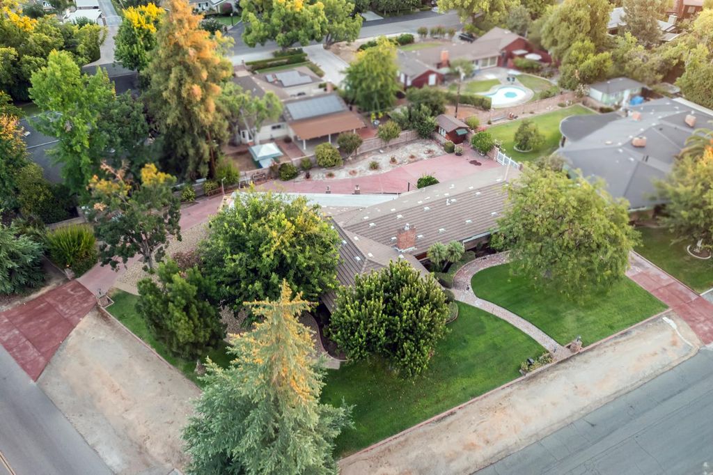 Image 29 of property listing at 705 E Alamos, Fresno, CA 93704