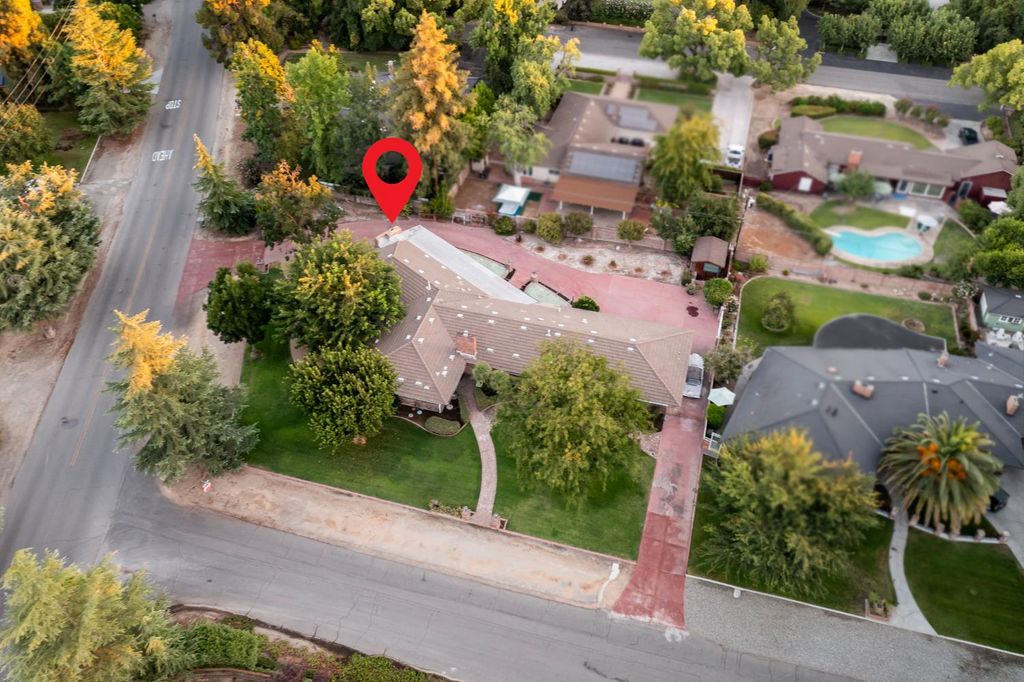 Image 30 of property listing at 705 E Alamos, Fresno, CA 93704