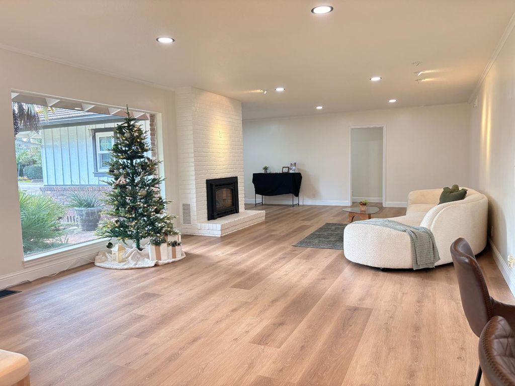 Image 7 of property listing at 705 E Alamos, Fresno, CA 93704