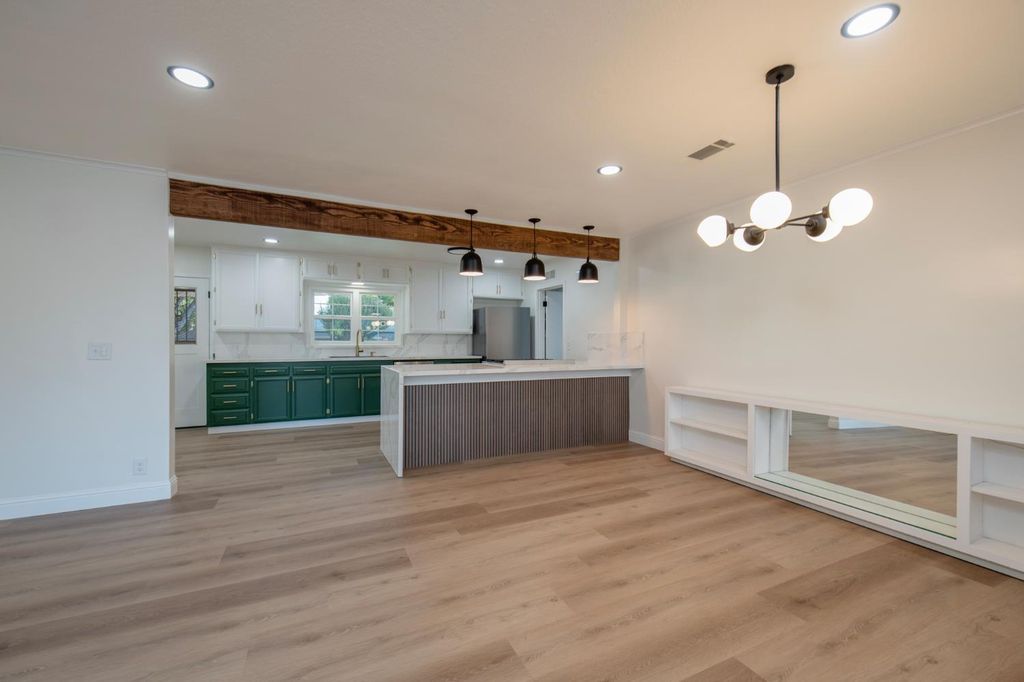 Image 8 of property listing at 705 E Alamos, Fresno, CA 93704