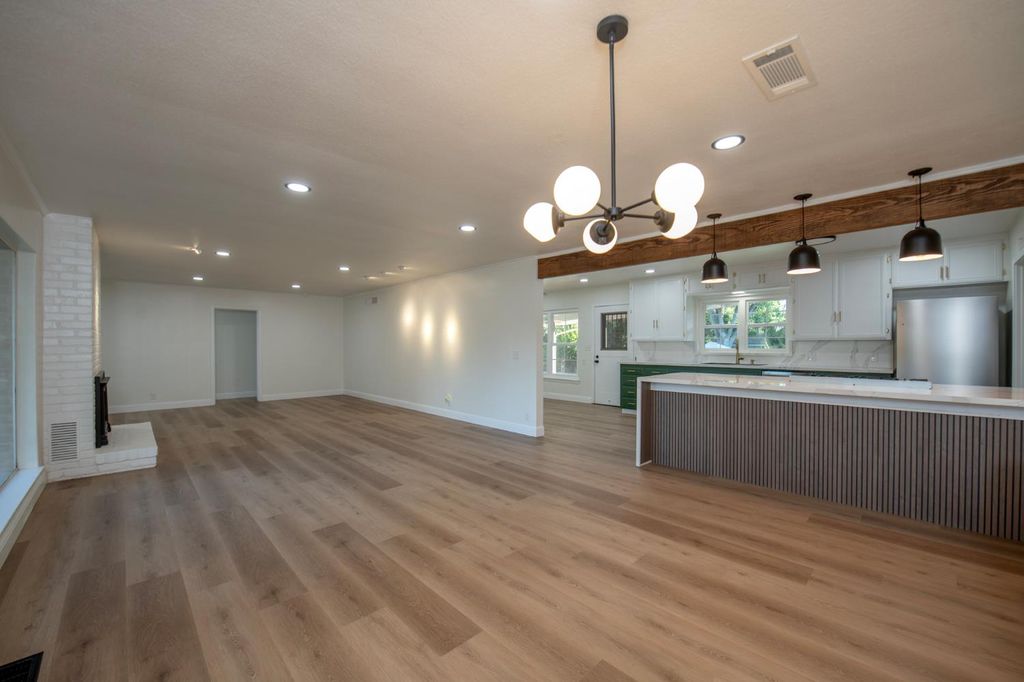 Image 9 of property listing at 705 E Alamos, Fresno, CA 93704