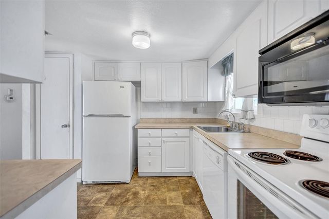 2217 SUNSET DRIVE E27, Bradenton, FL 34207